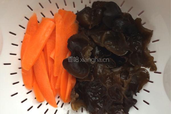 西芹木耳炒腐竹的做法图解3