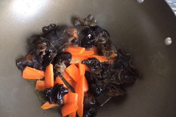 西芹木耳炒腐竹的做法图解6