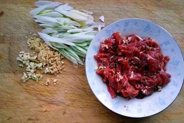 大葱爆牛肉的做法图解1