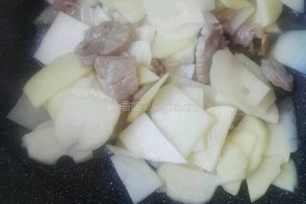 土豆片炒角瓜（西葫芦）的做法图解2