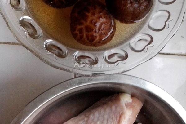 香菇滑蒸鸡的做法图解1