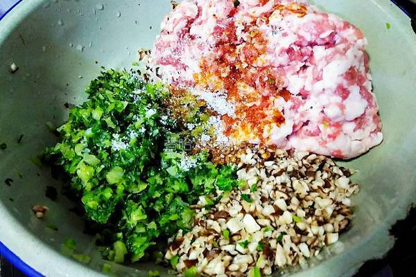 上海圆子(香菇青菜鲜肉汤圆)的做法图解3