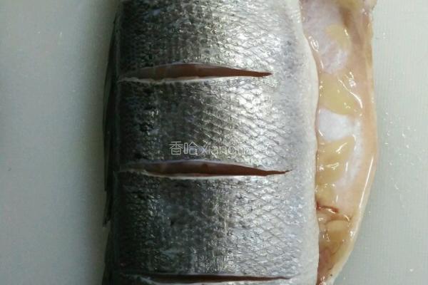 葱油鲈鱼的做法图解1