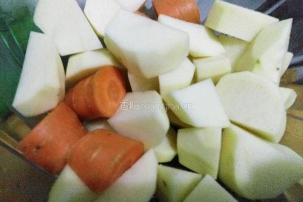 排骨段炖粉条的做法图解1