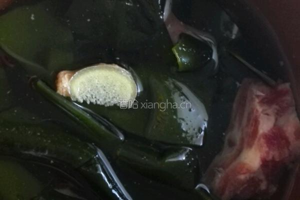 海带排骨汤的做法图解2