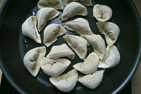 煎饺(胡萝卜芹菜猪肉馅)的做法图解13