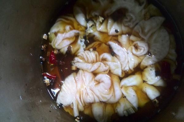 芹菜蒜苗炒大肠的做法图解2