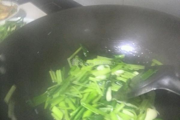 芹菜蒜苗炒大肠的做法图解5