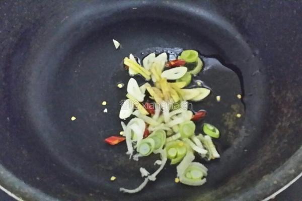 鲤鱼汤的做法图解1