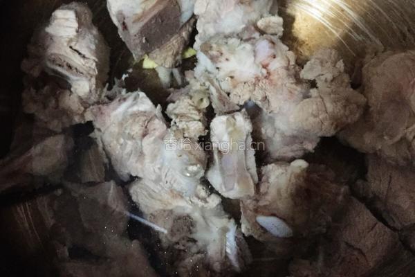 玉米红萝卜淮山排骨汤的做法图解1