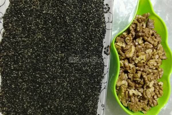 核桃芝麻糖的做法图解1
