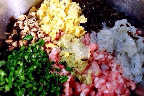 肉三鲜五彩饺子的做法图解5