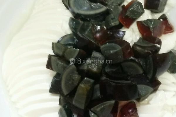 皮蛋豆腐的做法图解2