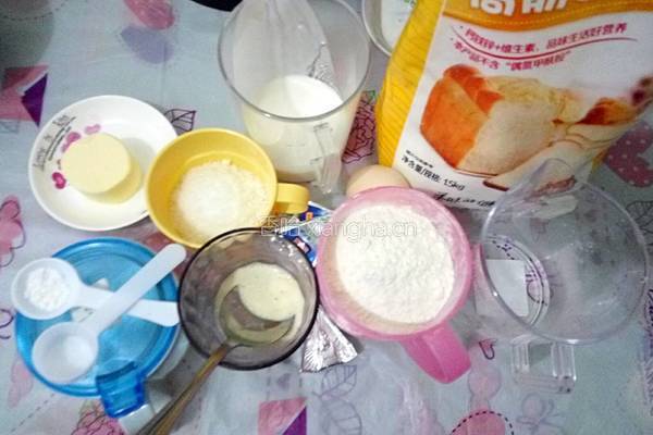 玫瑰花乳酪面包的做法图解1