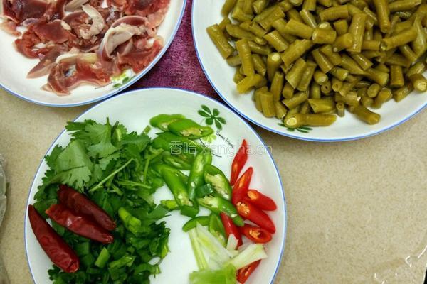 酸辣鸡杂的做法图解1