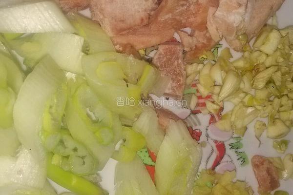 蒜苗豆牙肉炒饼的做法图解1