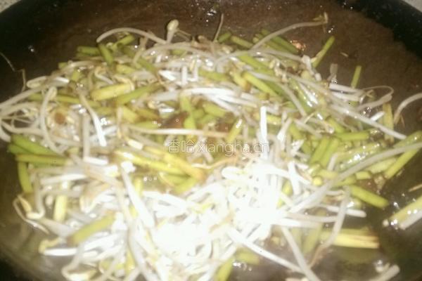 蒜苗豆牙肉炒饼的做法图解5