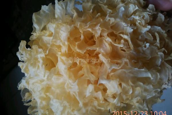 银耳红枣汤的做法图解1