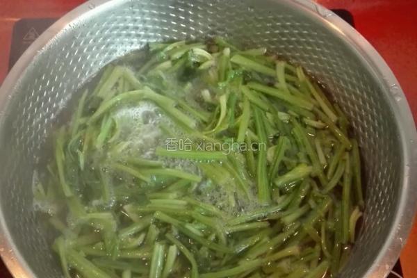 麻酱芝麻菠菜梗的做法图解2