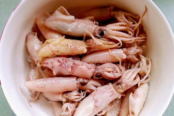 墨鱼仔炖豆腐的做法图解1