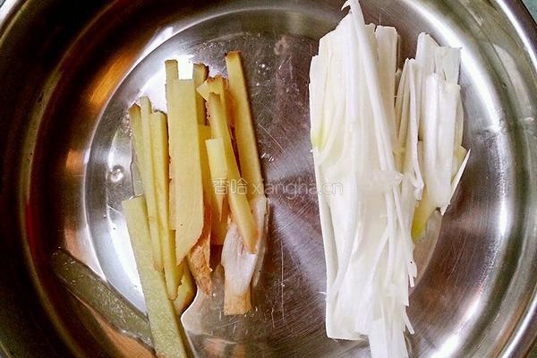 墨鱼仔炖豆腐的做法图解2