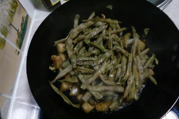 五花肉炖干豆角的做法图解9