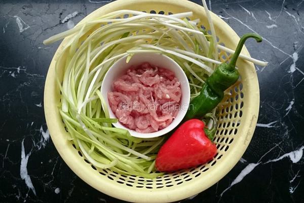 韭黄炒肉丝的做法图解1