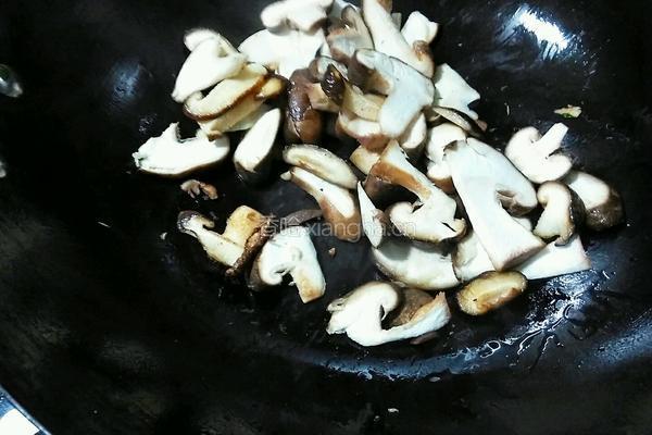 香菇鸭血靓汤的做法图解7