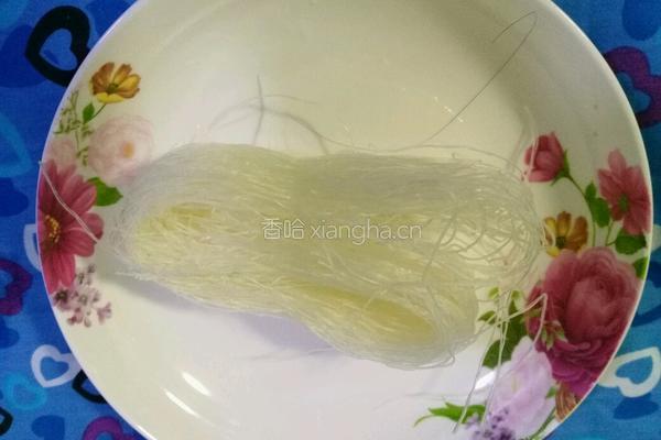 凉拌菠菜粉丝的做法图解2