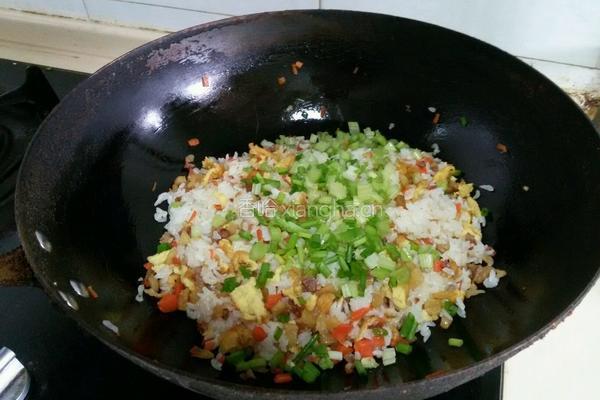 萝卜干香肠炒饭的做法图解8