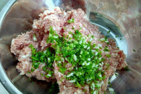 芹菜木耳猪肉馅饺子的做法图解2