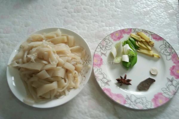 肉皮冻的做法图解1