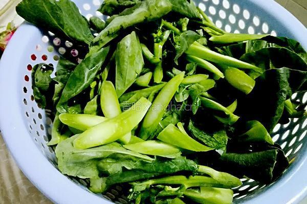 腊肠炒芥兰的做法图解1
