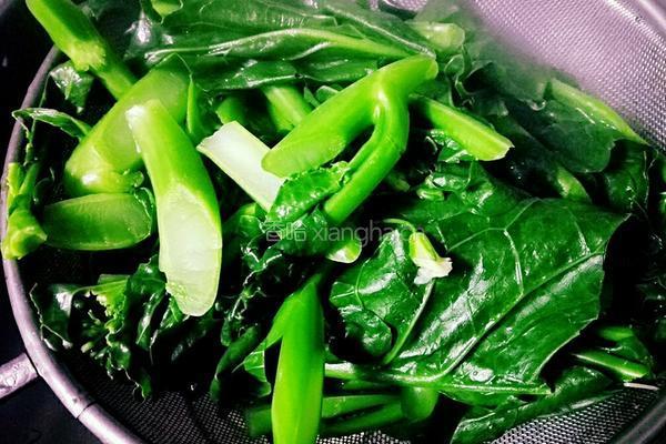腊肠炒芥兰的做法图解4
