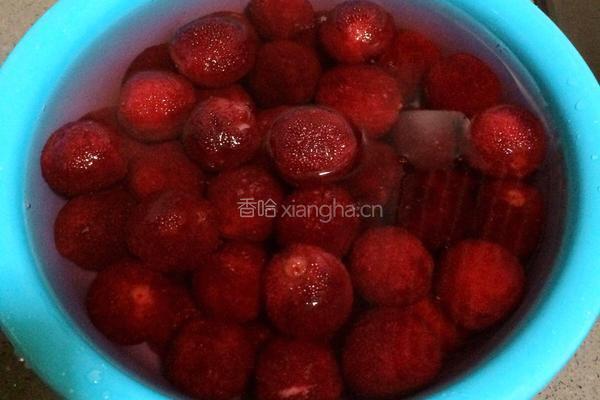 糖水杨梅的做法图解2