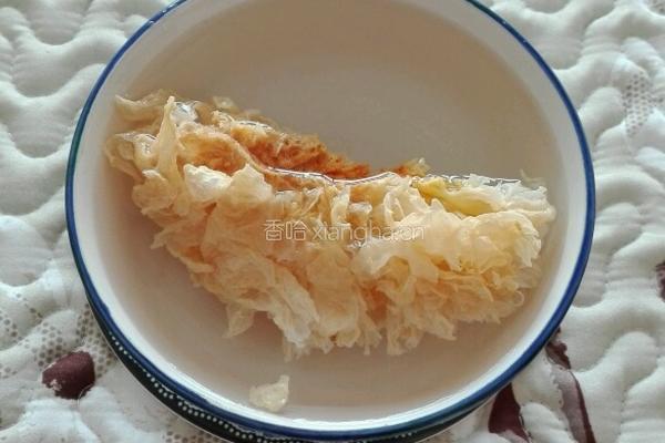 红糖苹果银耳汤的做法图解2