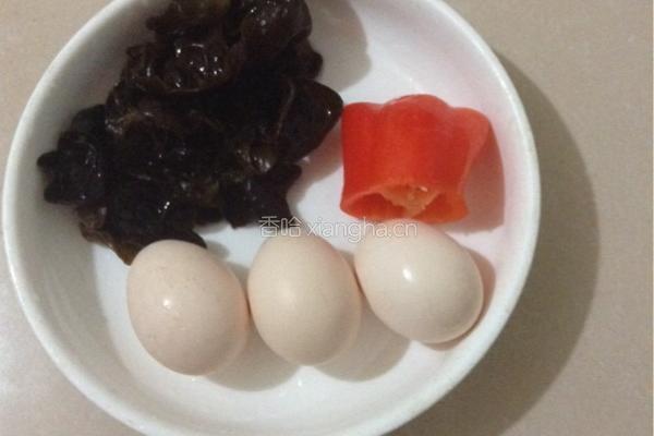 木耳炒鸡蛋的做法图解1