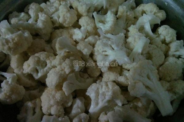 番茄沙司炒菜花的做法图解1