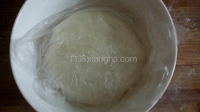 加入水和面，盖上保鲜膜醒发30分钟。