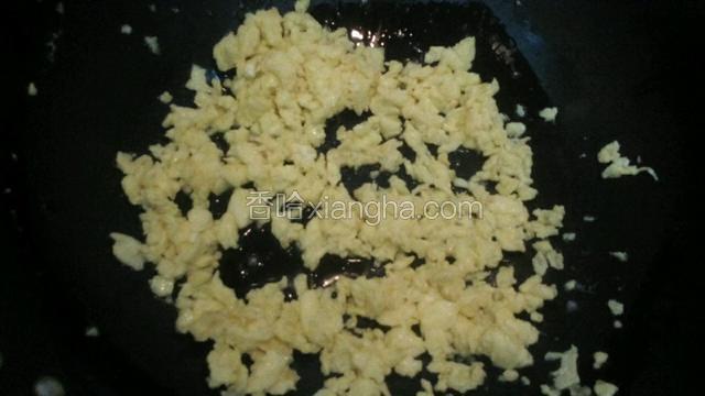 锅中入油，加入鸡蛋炒碎晾凉备用。