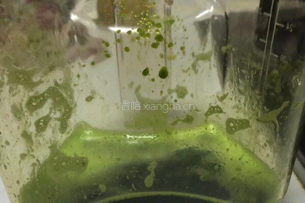 菠菜汁鸡蛋饼的做法图解1