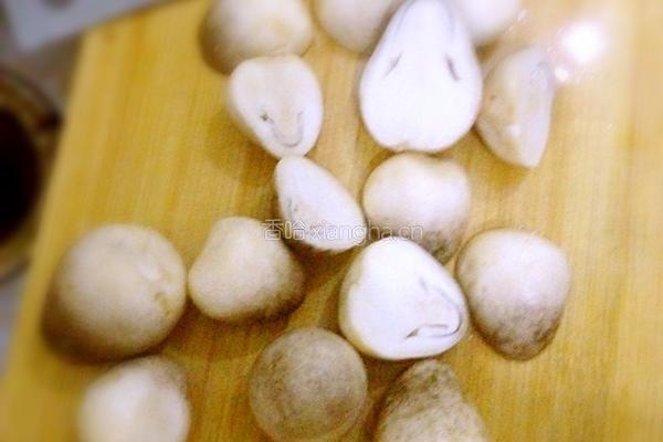 草菇炒瘦肉的做法图解1