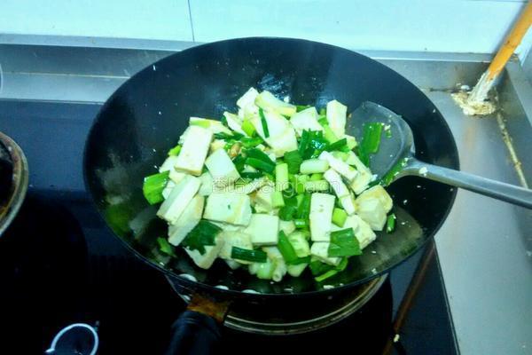 蒜苗炒豆腐的做法图解5