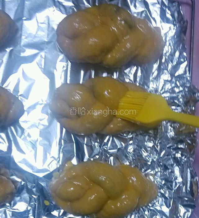 体积变大后刷上蛋黄液