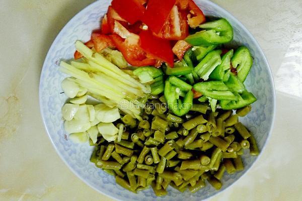酸豆角炒鸭胗的做法图解3