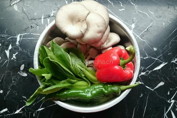 蘑菇青菜的做法图解1