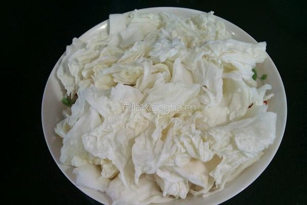 白菜炒木耳的做法图解1