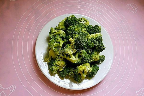 彩椒肉沫炒西兰花的做法图解2