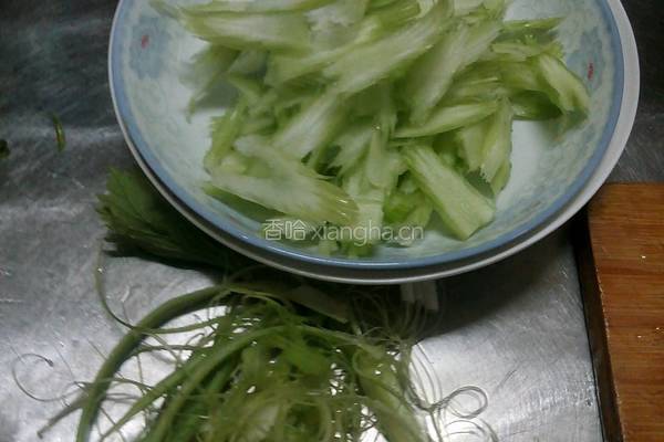 西芹炒鸭心的做法图解1
