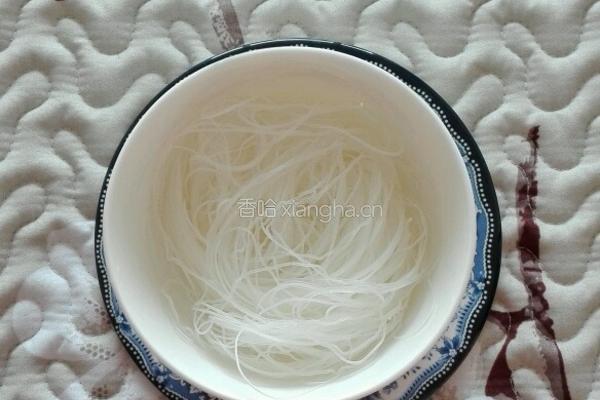 豌豆尖粉丝汤的做法图解5